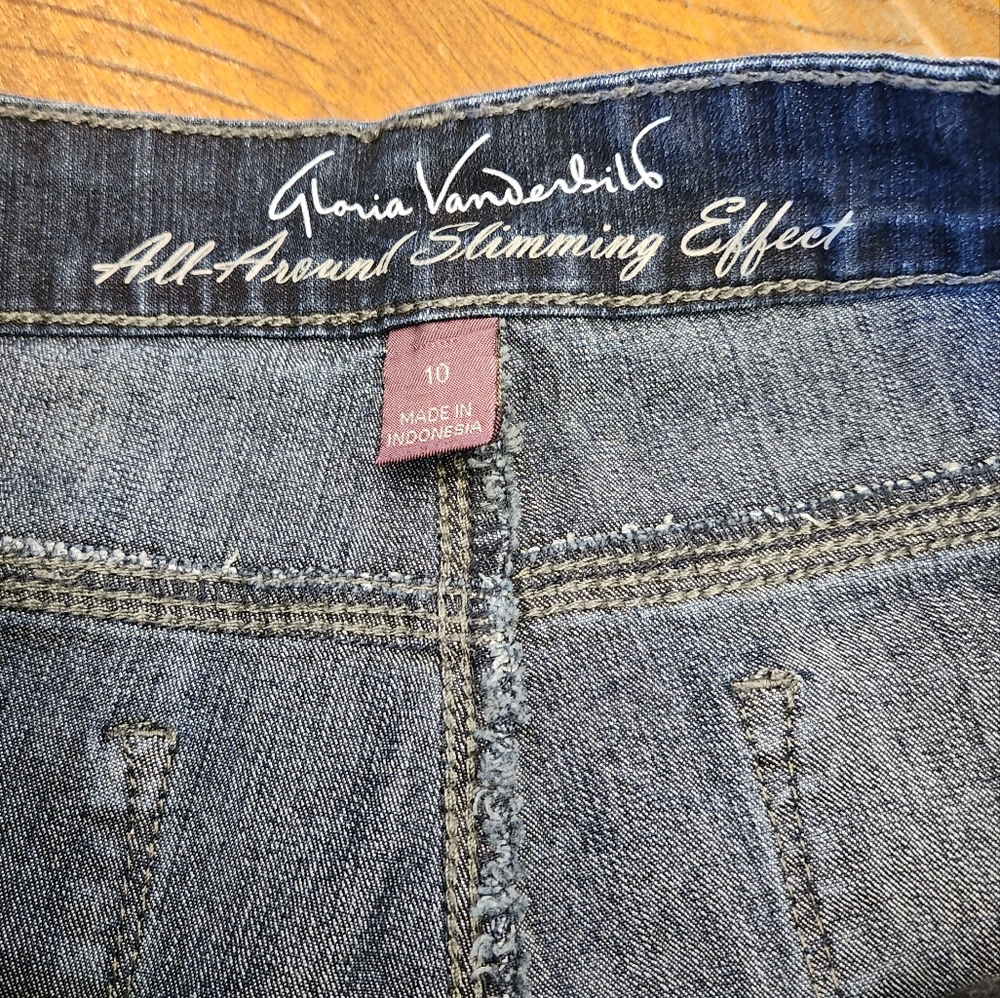 🎈2/$15 Denim capris size 10. (L2) - Picture 6 of 8